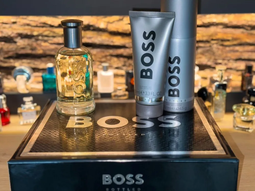 Boss Bottled gift set for men includes eau de toilette 100 ml + shower gel 100 ml + deodorant spray 150 ml 100 ml + sprchový gel 100 ml + deosprej 150 ml