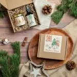 Rozvoněno Happy and peaceful gift package - with scented candle and air freshener