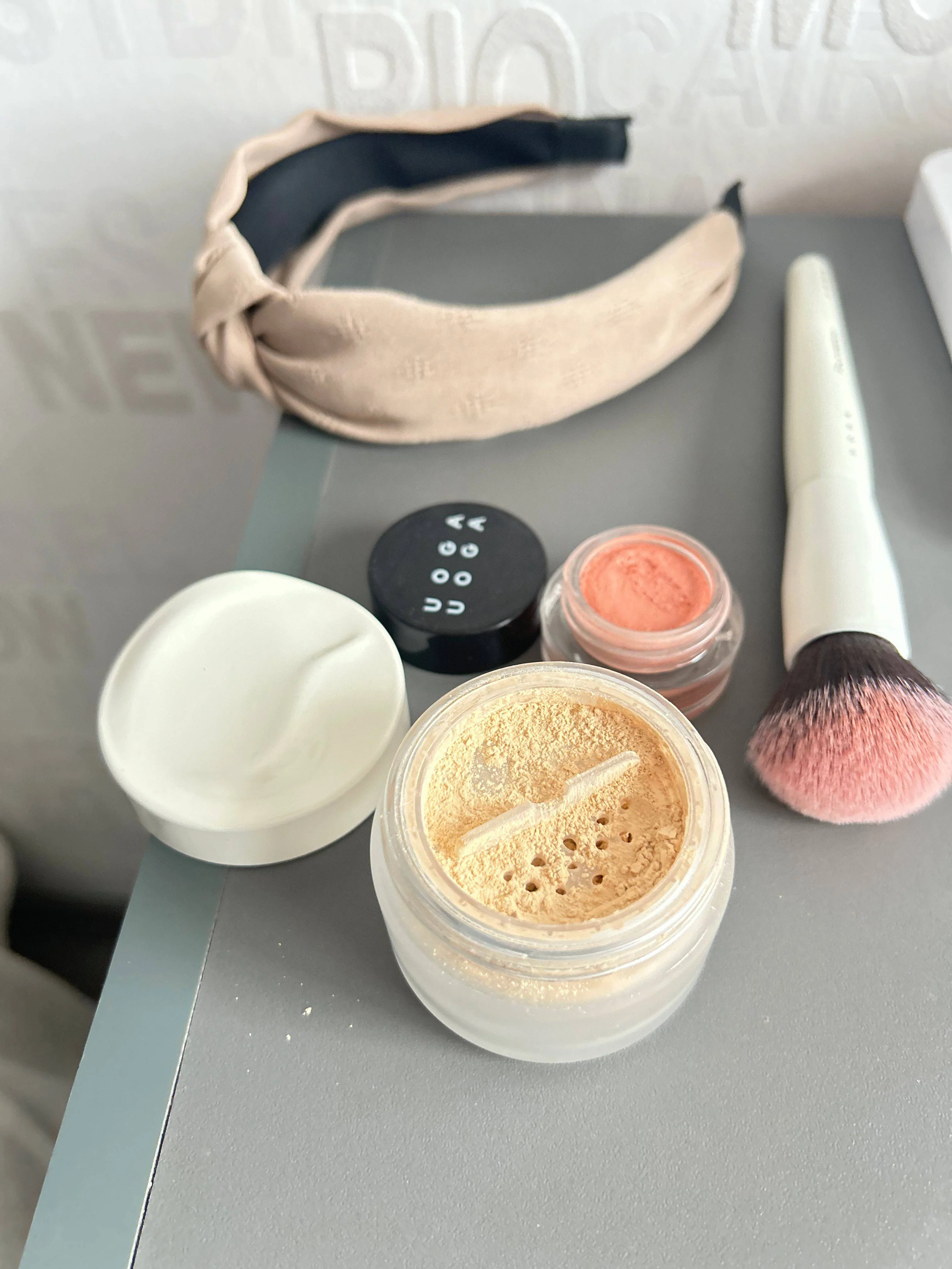 Uoga Uoga Mattifying setting powder (5 g) - Happy Ending - ideal for oily skin