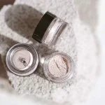 Uoga Uoga Loose Mineral Eyeshadow with Amber (1 g) 710 Naked & Happy - 10 Shades
