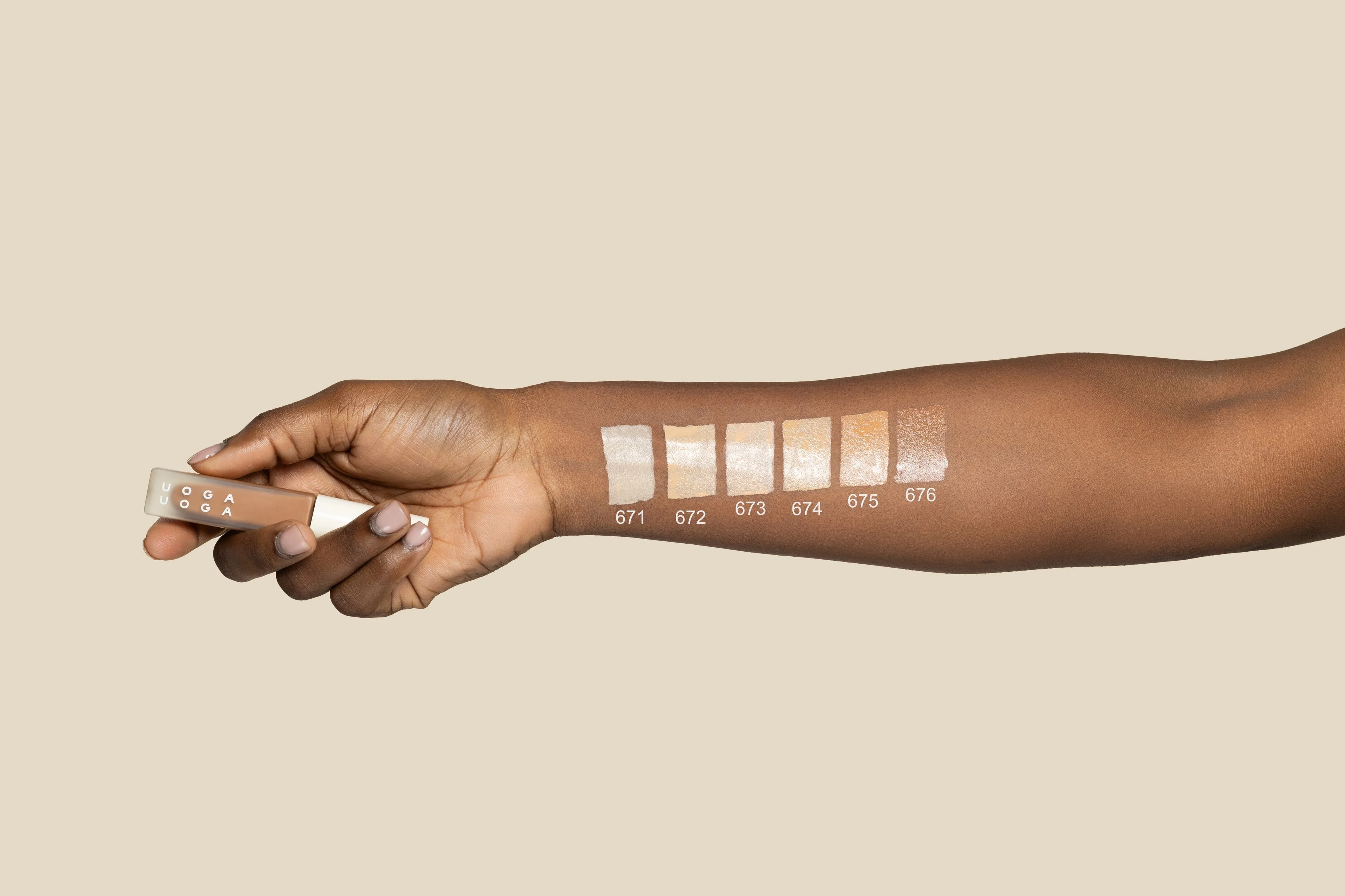 Uoga Uoga Liquid Concealer (5 ml) Invisible Hero No. 2 - 672 Light Warm - the invisible hero for skin imperfections