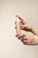 Uoga Uoga Liquid Mineral Foundation & Serum SPF 20 Organic (30 ml) 686 Wind and Water - hydrates and protects the skin