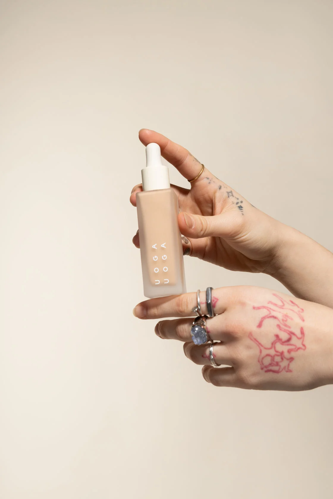 Uoga Uoga Organic SPF 20 Liquid Mineral Makeup & Serum (30 ml) 689 Summer Breeze - hydrates and protects the skin