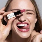 Uoga Uoga Nourishing Lipstick (4 g) 615 Charmberry - 6 mineral-based shades