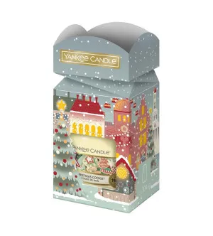 Yankee Candle Christmas Cookie scented candle in gift packaging 104 g