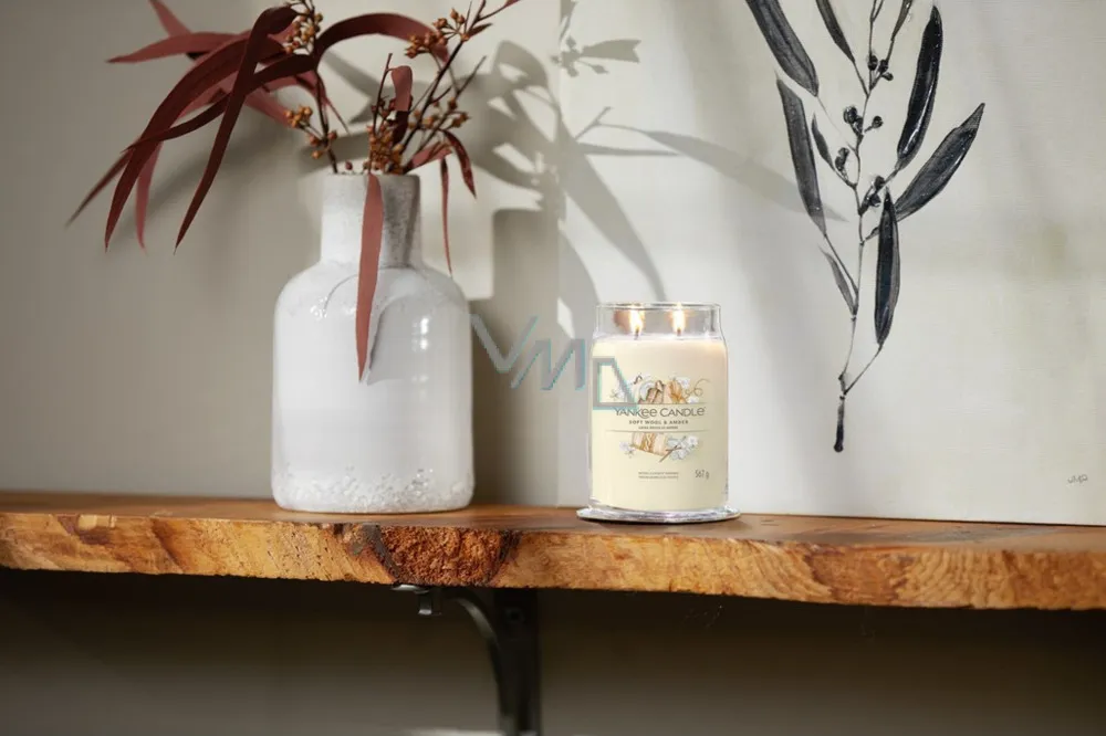 Soft Wool & Amber Signature Large Candle 567 g