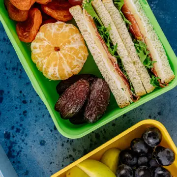 Containers and containers for snacks or lunch